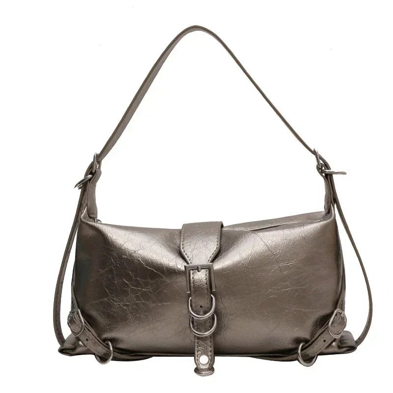 Sac hobo en cuir synthétique vernis couleur argent avec sangle réglable et design chic