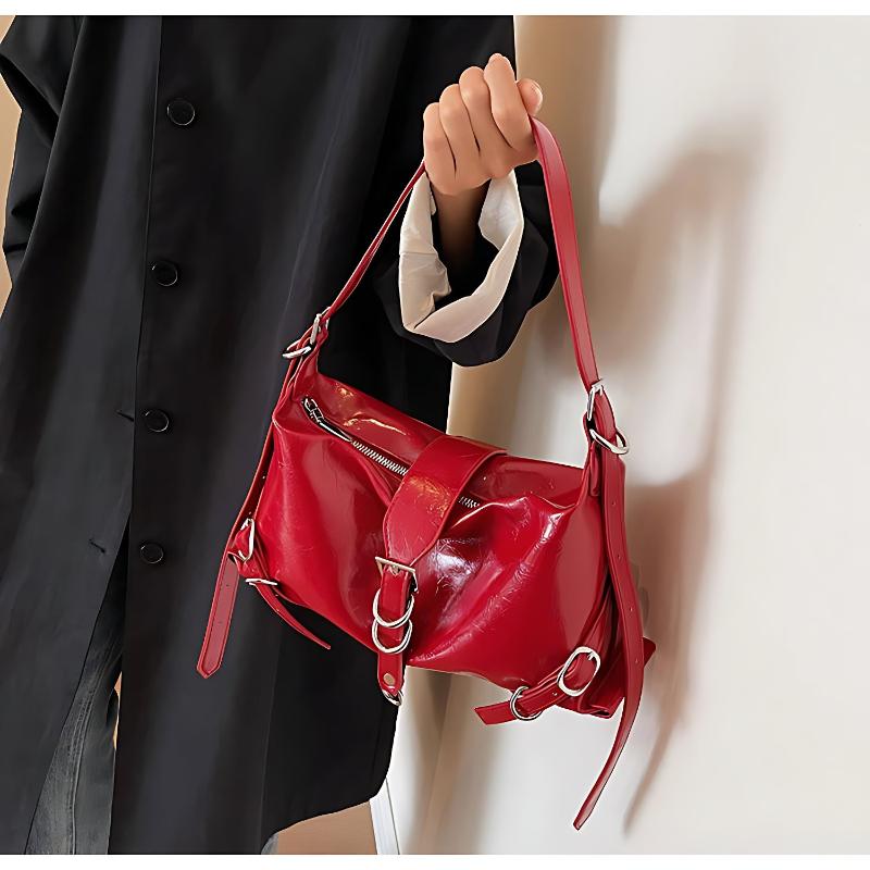 Sac hobo en cuir synthétique vernis rouge porté à la main avec anse réglable