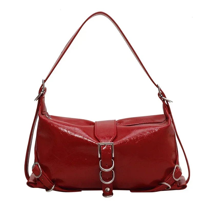 Sac hobo en cuir synthétique vernis rouge avec anse simple et boucle décorative