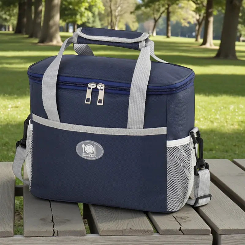 Sac isotherme bleu grande capacité posé sur table en extérieur