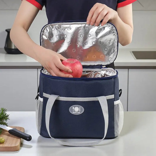 Sac isotherme bleu grand format ouvert sur plan de travail avec aliments