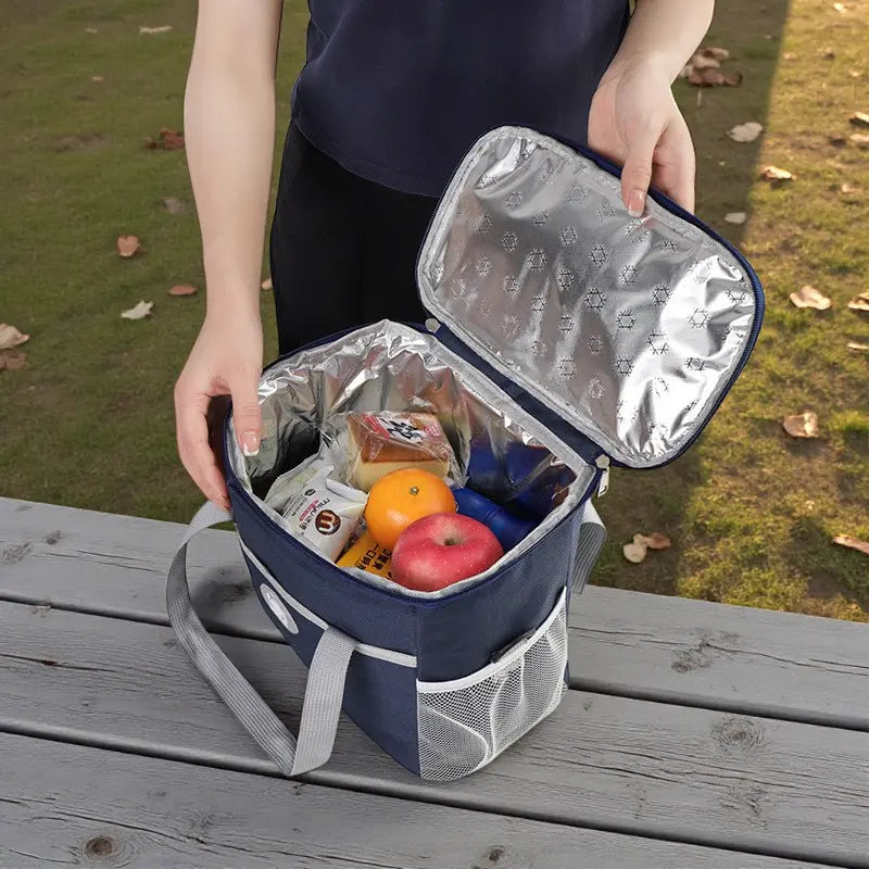 Vue du sac isotherme bleu avec intérieur aluminium rempli de fruits