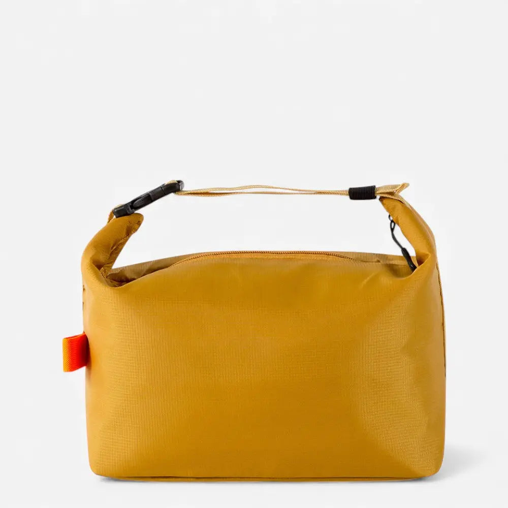 Sac isotherme noir en tissu Oxford utilisé dans une cuisine moderne pour repas à emporter