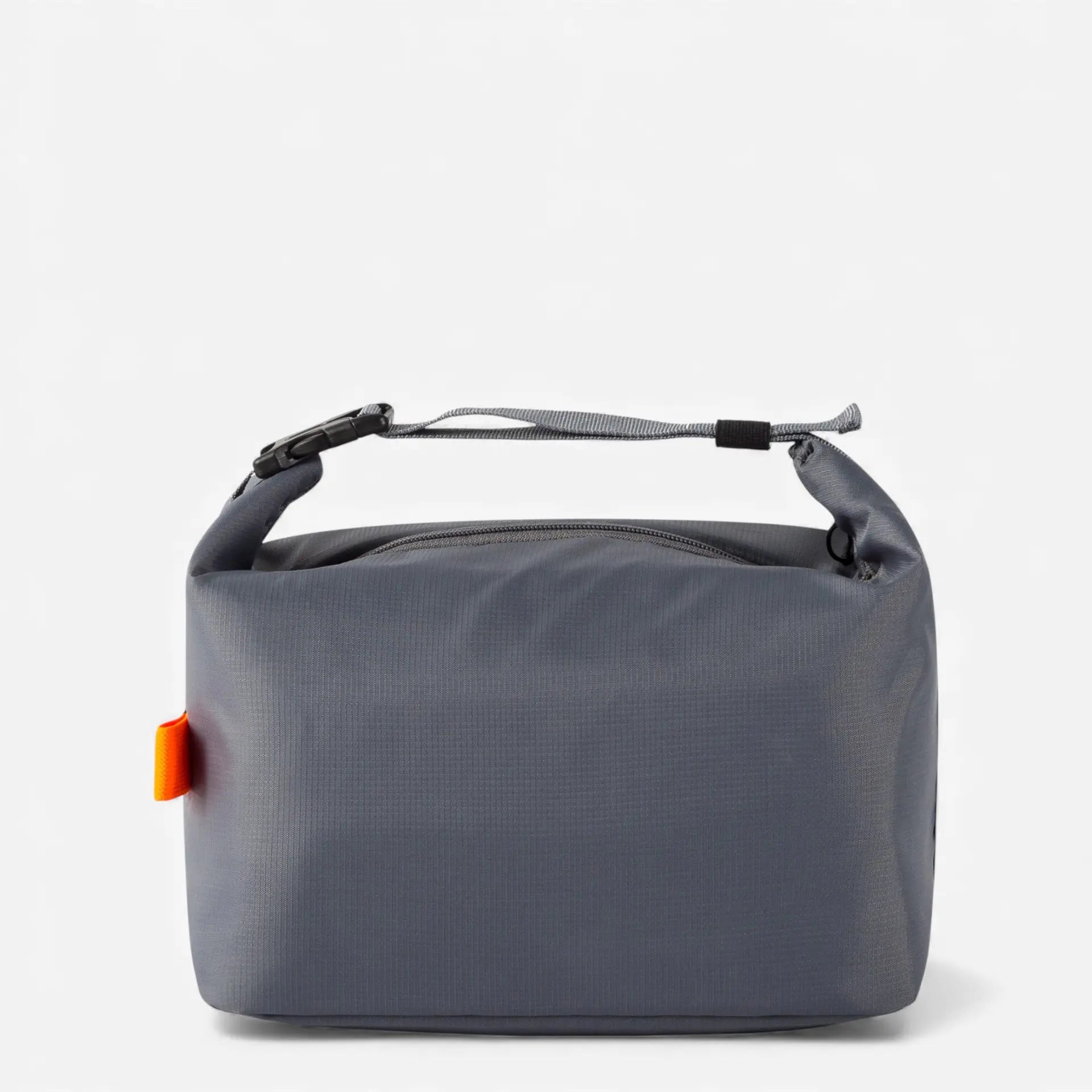 Sac isotherme vert en tissu Oxford posé sur une table avec repas et boissons