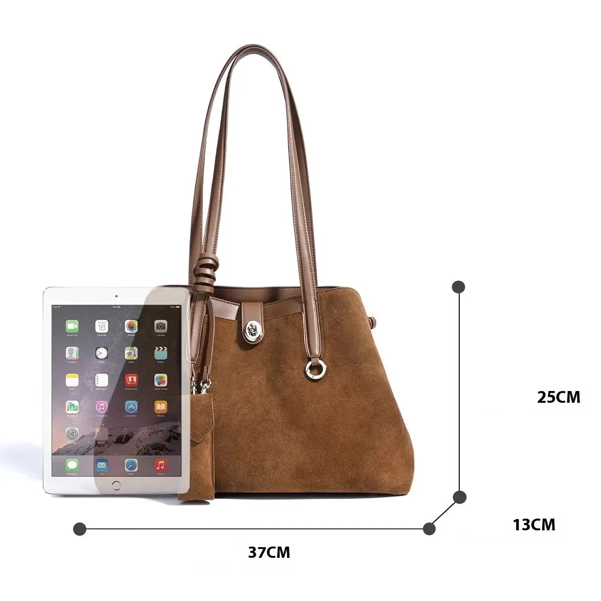 Sac à main en cuir marron avec un iPad pour référence de taille et dimensions 37×13×25 cm
