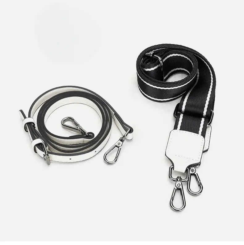 Deux sangles fournies avec le sac à main en cuir marron : une fine marron et une large noire.