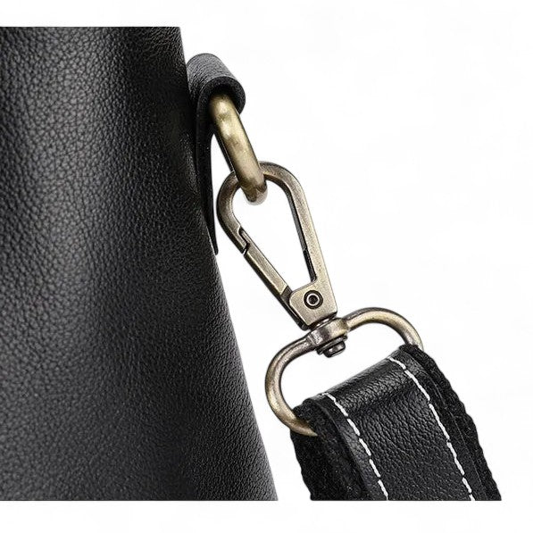 Zoom sur le mousqueton en métal du sac à main noir avec sangle ajustable.