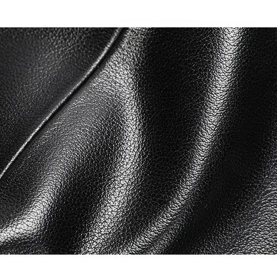 Détail du cuir noir du sac à main montrant la texture grainée fine et souple.