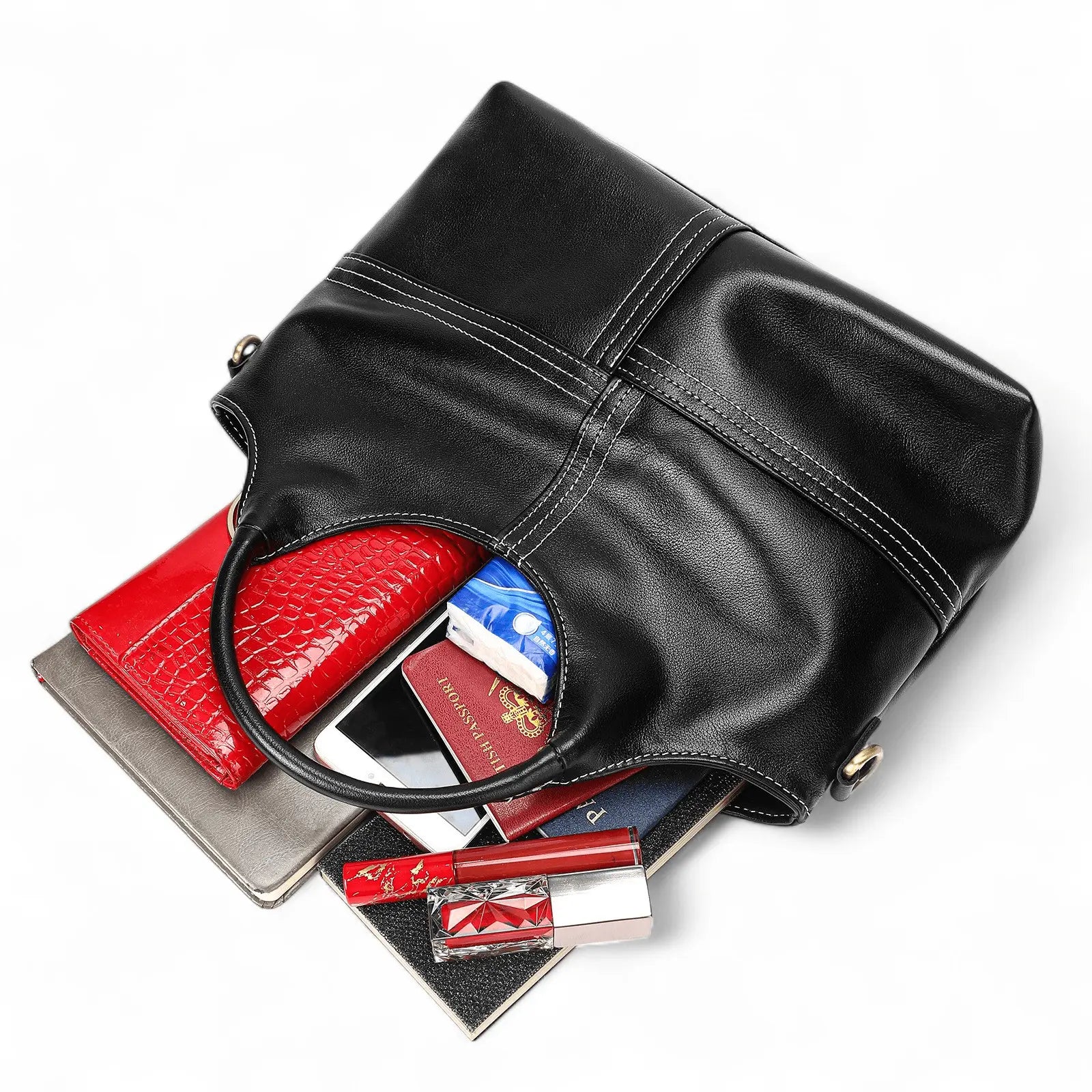 Contenu du sac à main noir en cuir avec objets du quotidien : clés, rouge à lèvres, portefeuille.