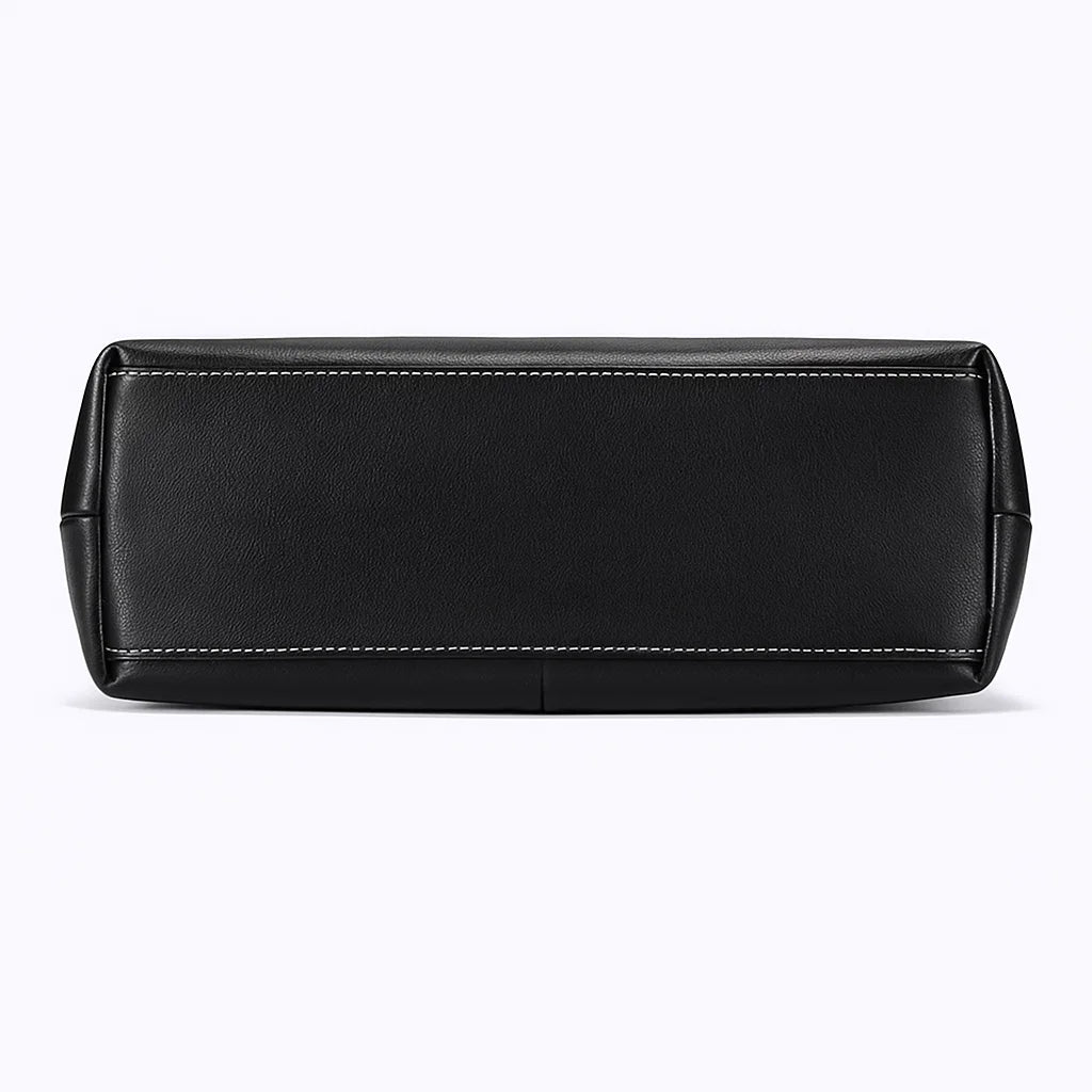 Vue du dessous du sac à main noir en cuir, base plate renforcée avec coutures droites.