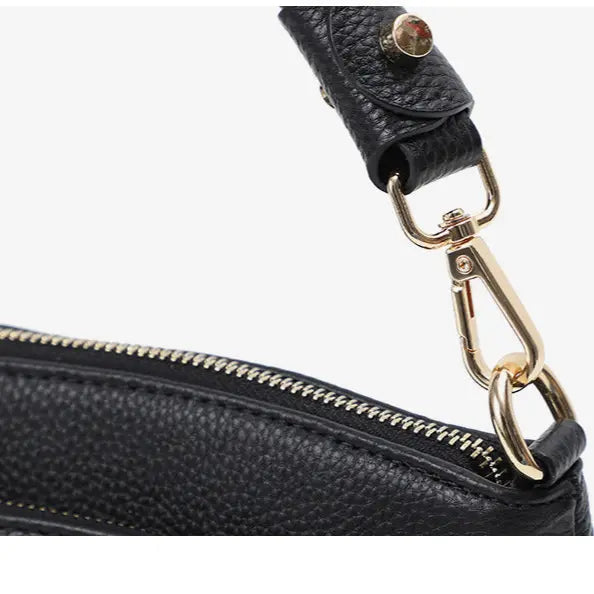 Sac à main rectangulaire en cuir de vachette noir pour femme, détail attache bandoulière métallique