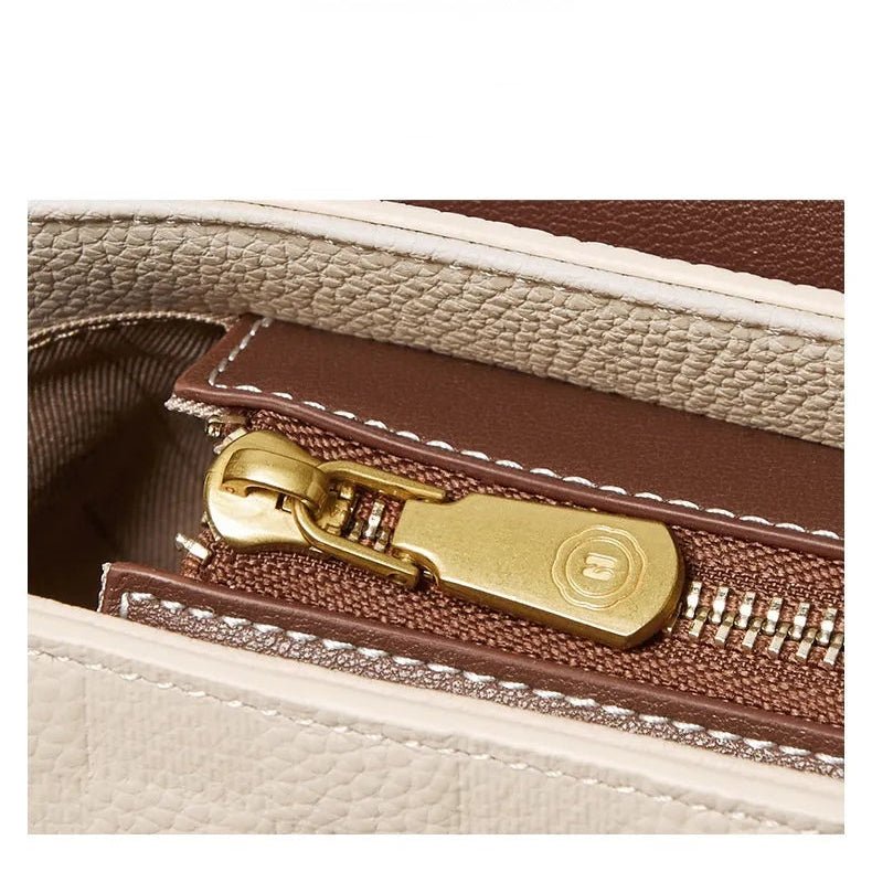 Détail de la fermeture éclair dorée du sac à main premium en cuir véritable