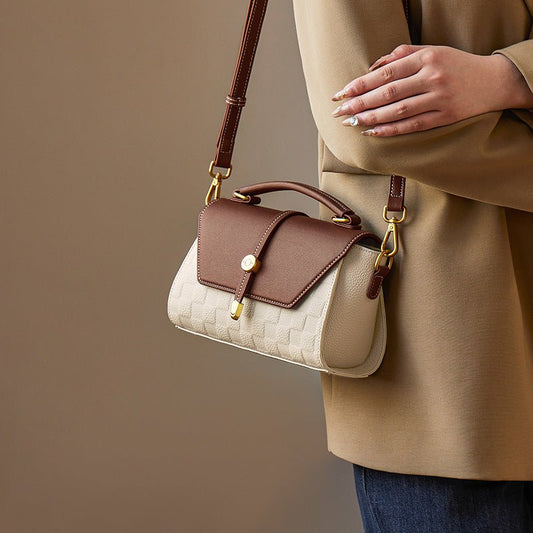 Sac à main premium en cuir véritable beige et marron porté à l’épaule