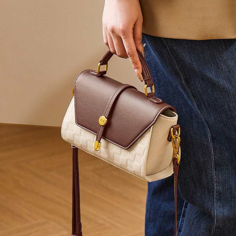Sac à main premium en cuir véritable beige et marron porté élégamment à la main