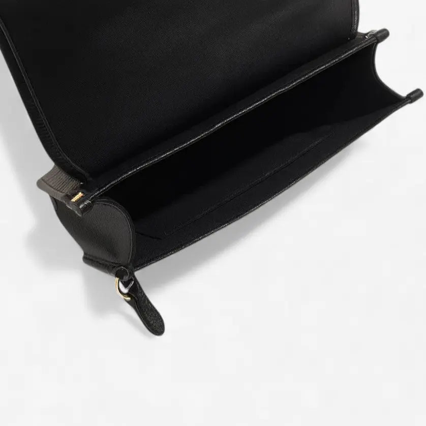 Intérieur du sac matelassé noir avec ouverture zippée et compartiment
