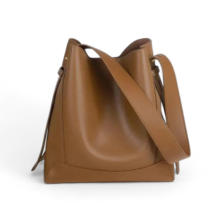 Vue de dessus du sac messager camel en cuir avec fermeture zippée et poches internes visibles.