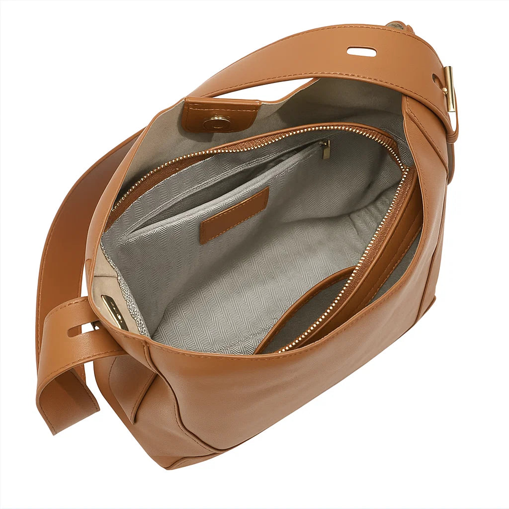 Vue intérieure du sac messager en cuir camel montrant les compartiments et la doublure coton polyester.