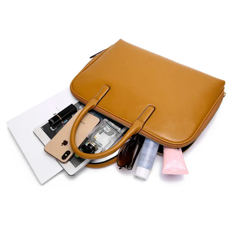 Sac ordinateur camel ouvert avec accessoires et documents rangés