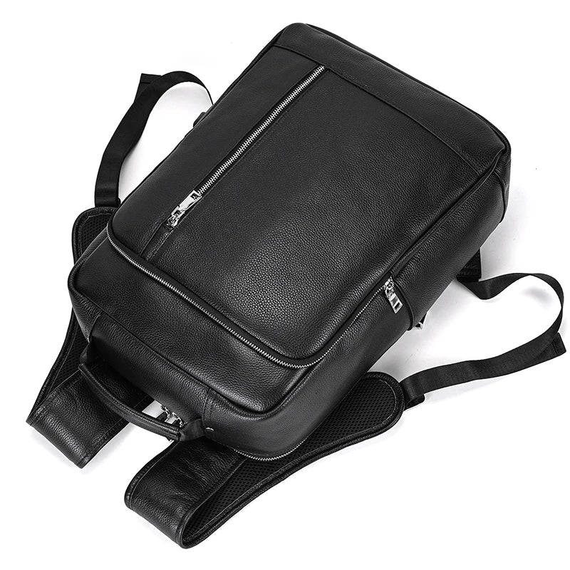 Sac à dos ordinateur cuir noir posé à plat – finition lisse et design rigide