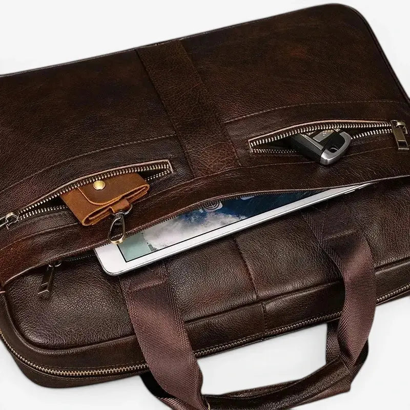 Vue rapprochée du sac ordinateur en cuir de vachette avec poche zippée extérieure et tablette de rangement