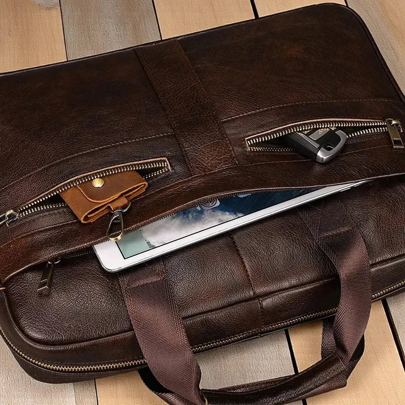 Poche avant du sac ordinateur en cuir avec tablette visible et fermetures éclair métalliques