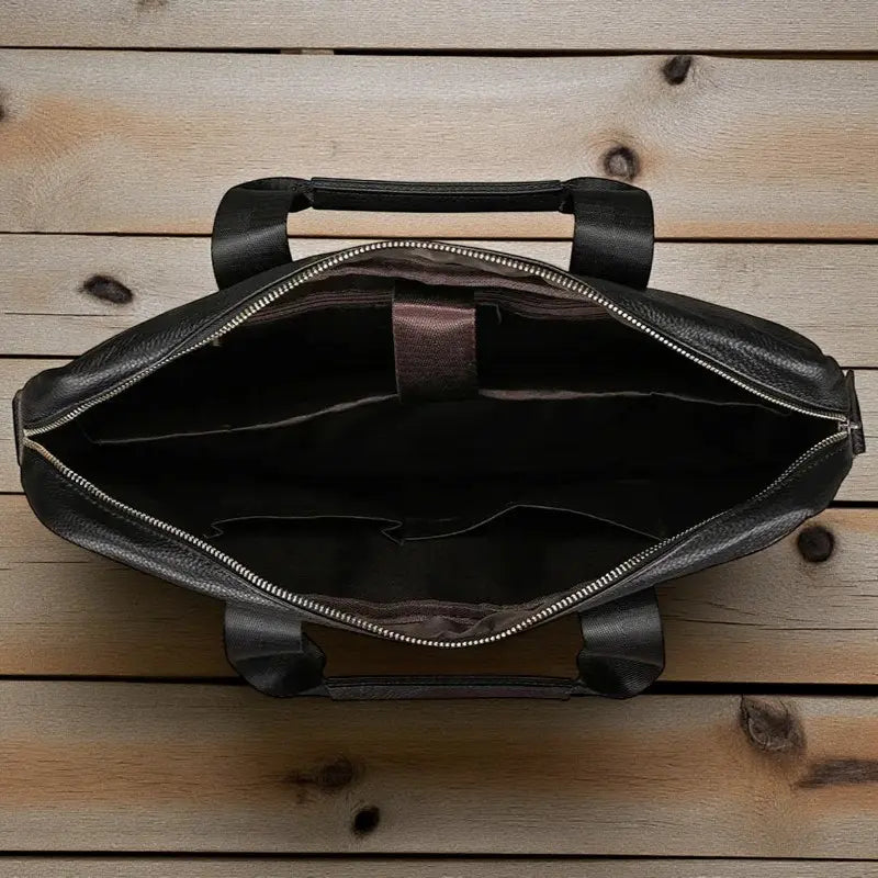 Intérieur du sac ordinateur noir en cuir véritable avec compartiments multiples