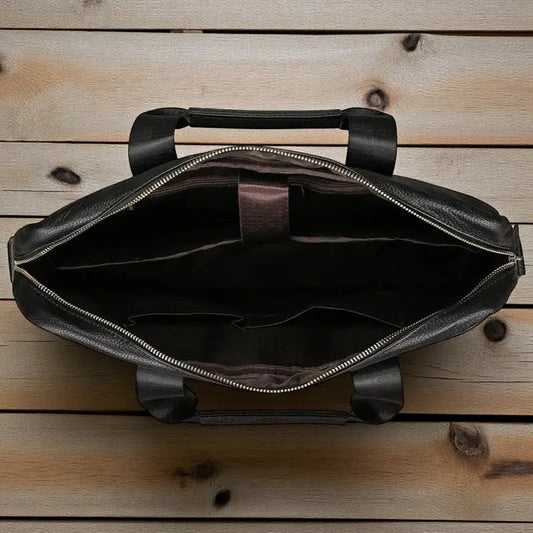 Intérieur du sac ordinateur noir en cuir véritable avec compartiments multiples
