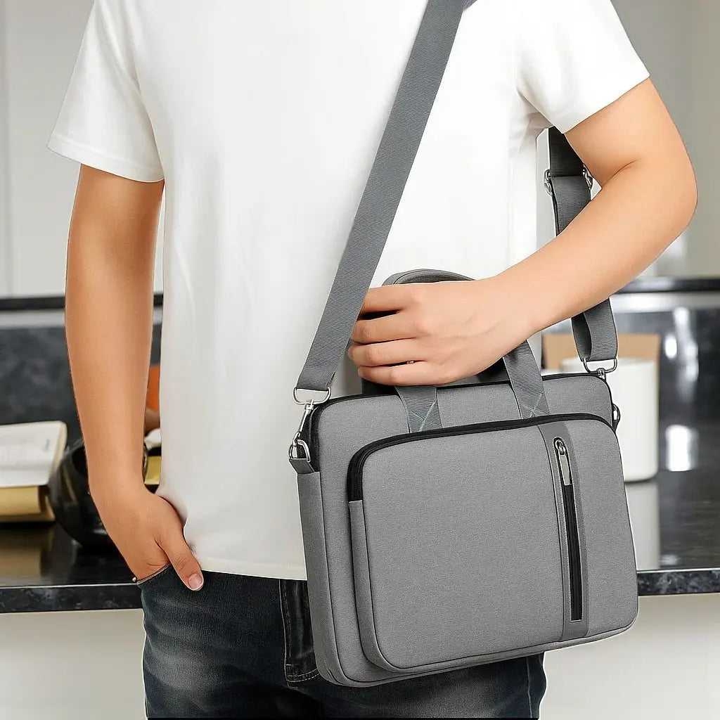 Sac pour ordinateur portable gris porté en bandoulière par un homme