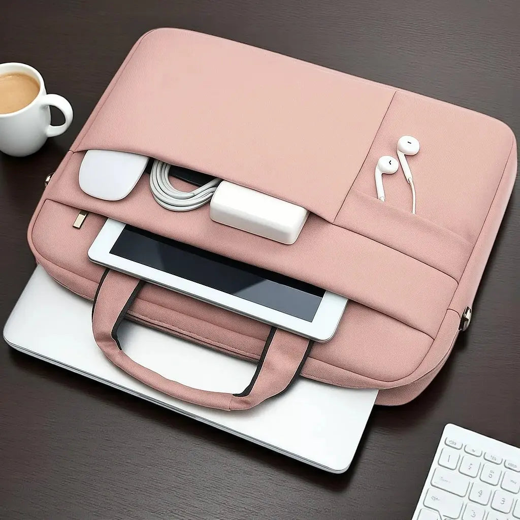 Sac pour ordinateur portable rose vu de dessus, posé à plat sur une table en bois.