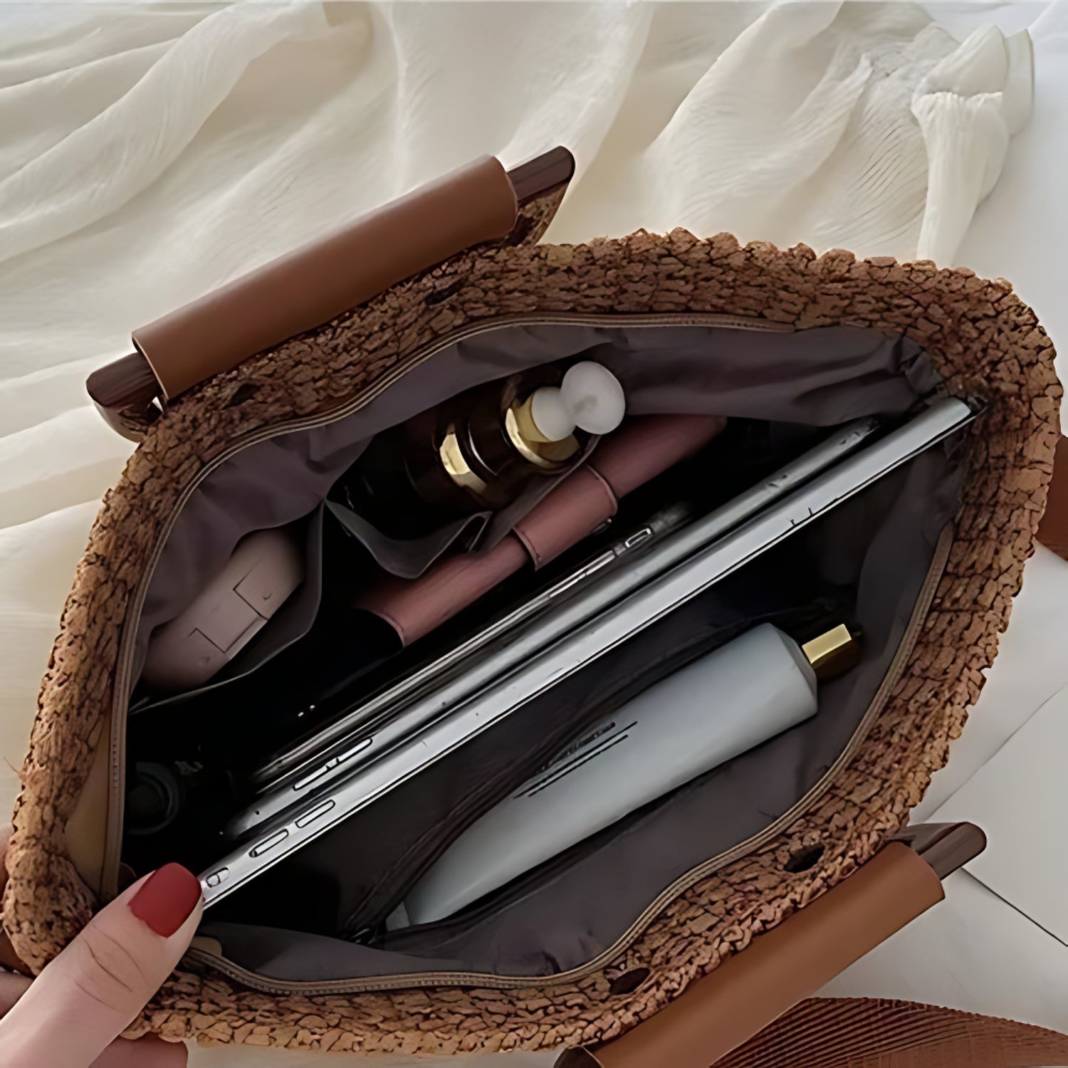 Vue intérieure du sac en paille tressée avec anse rigide et rangements