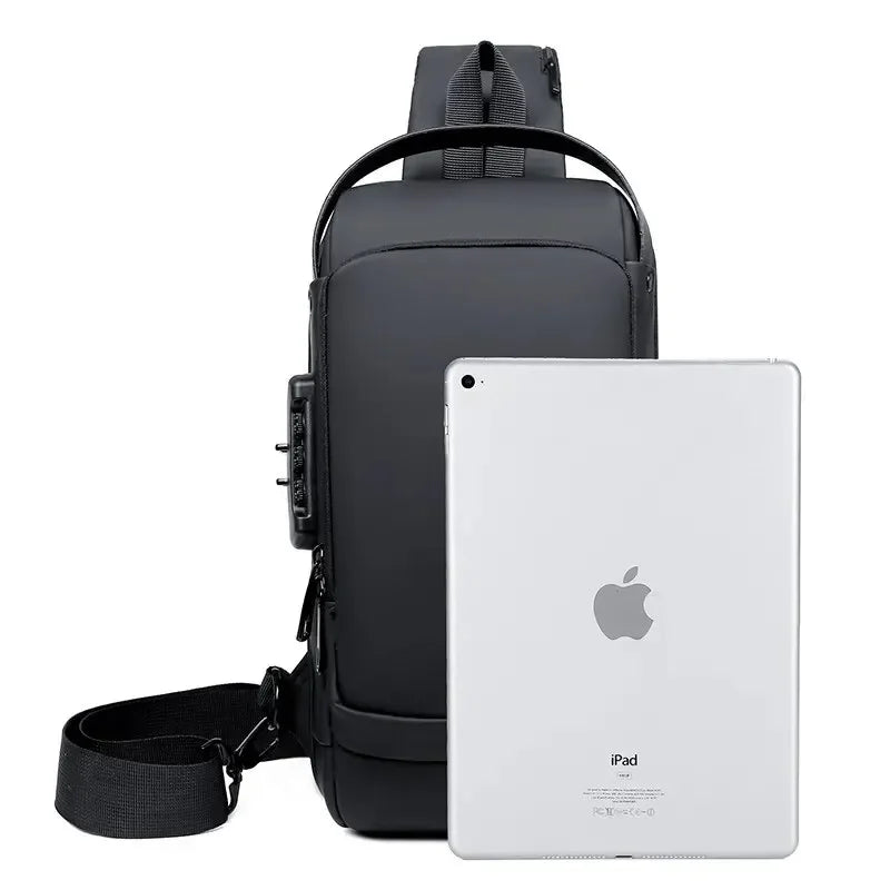 Sac de poitrine antivol homme noir comparé à un iPad