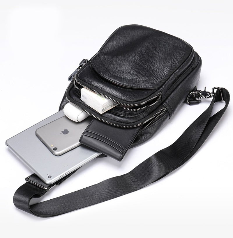 Sac de poitrine cuir noir avec accessoires : smartphone, portefeuille, clés
