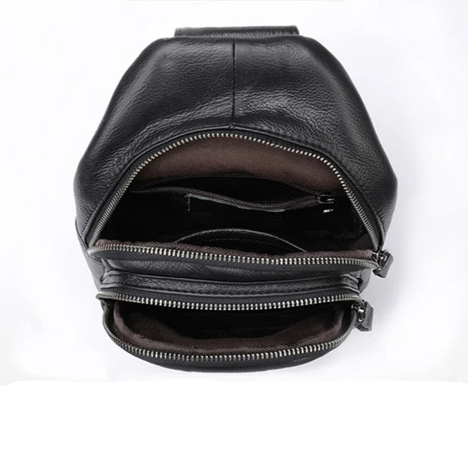 Intérieur du sac de poitrine en cuir noir avec compartiments zippés