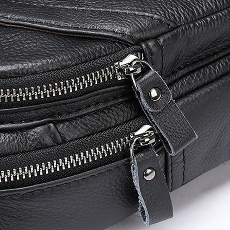 Zoom sur la fermeture éclair double du sac de poitrine en cuir noir