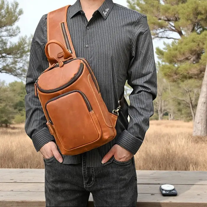 sac de poitrine en cuir véritable marron clair porté en bandoulière sur le torse