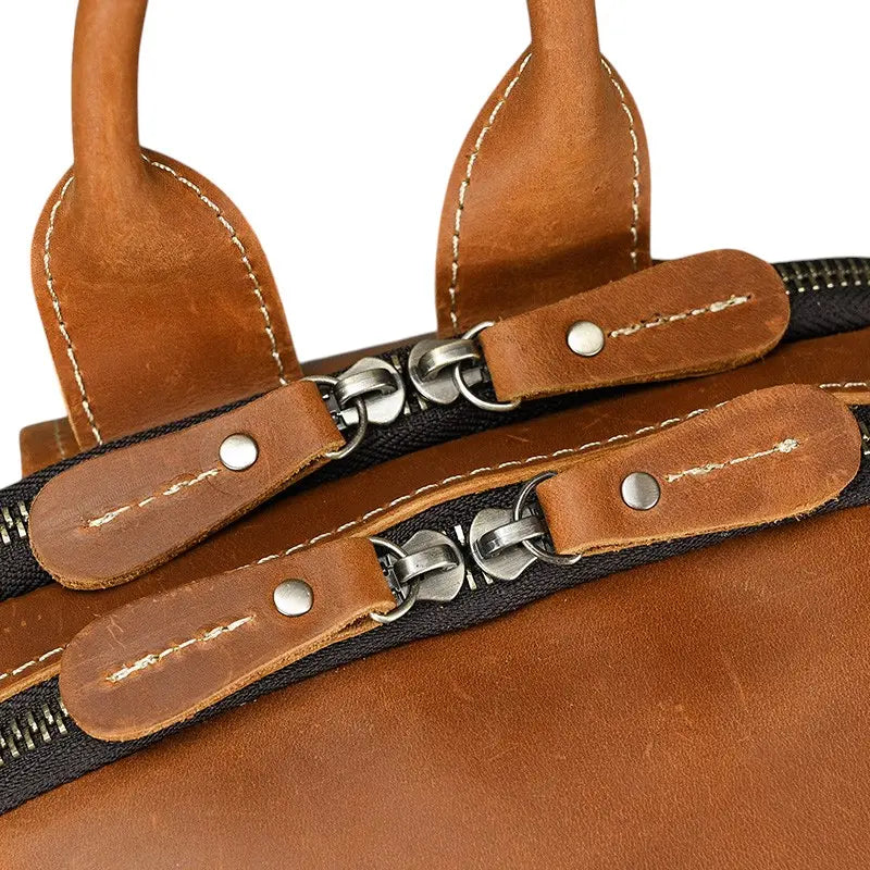 sac de poitrine en cuir véritable marron clair zoom sur fermeture éclair métallique