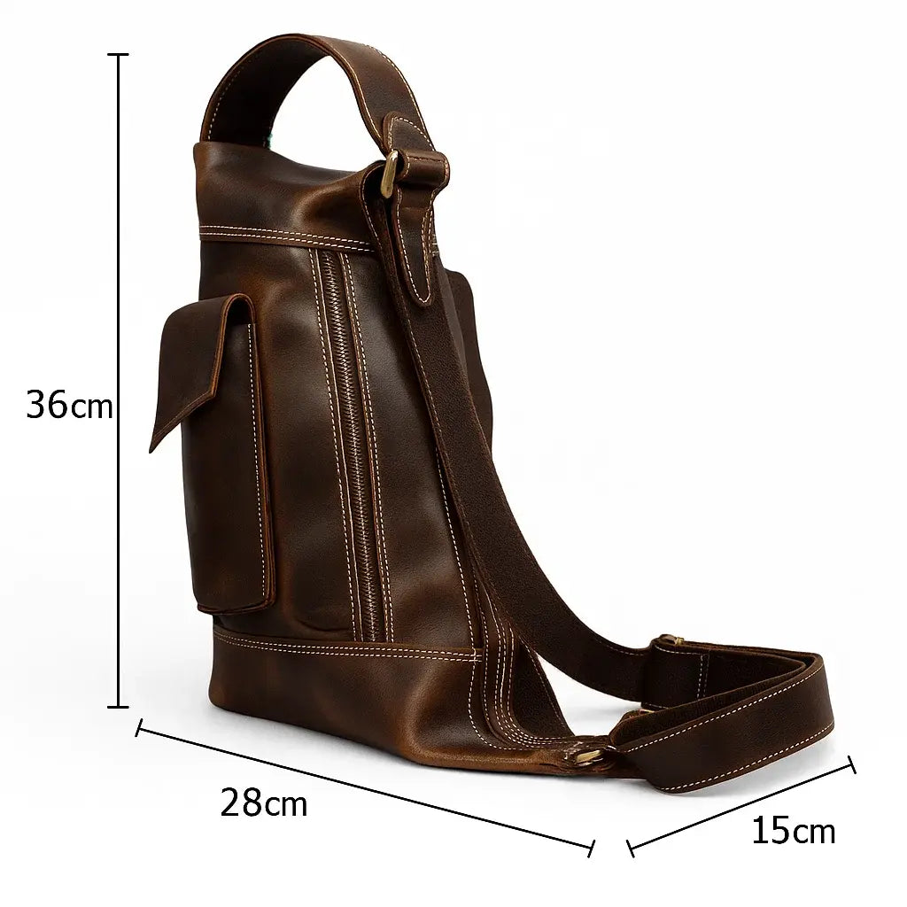 Sac de poitrine en cuir vintage marron foncé avec poche avant et bandoulière réglable dimension 36 cm x 28 cm x 15 cm