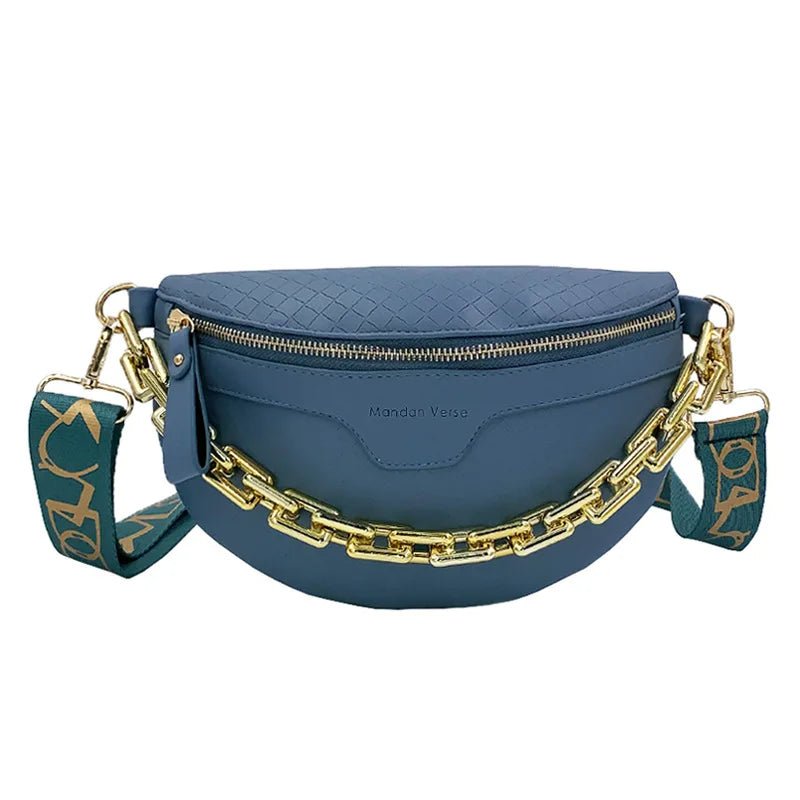 Vue de face du sac de poitrine femme en cuir synthétique bleu avec chaîne dorée.