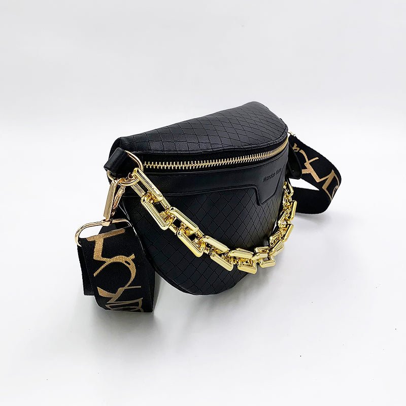 Vue de côté du sac de poitrine femme en cuir synthétique noir avec chaîne dorée.