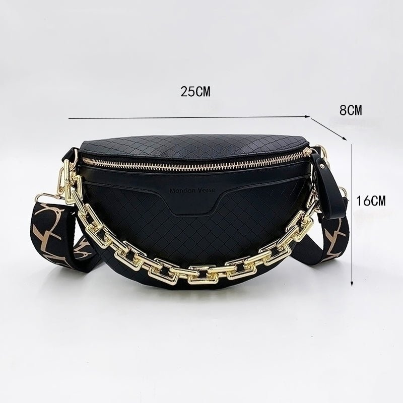 Sac de poitrine femme en cuir synthétique noir avec chaîne dorée et dimensions 25 × 16 × 8 cm.