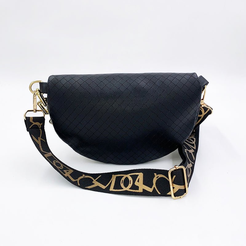 Vue arrière du sac de poitrine femme en cuir synthétique noir avec chaîne dorée.