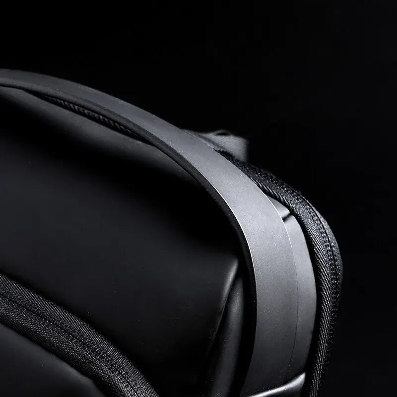 Gros plan sur la boucle renforcée du sac de poitrine antivol homme