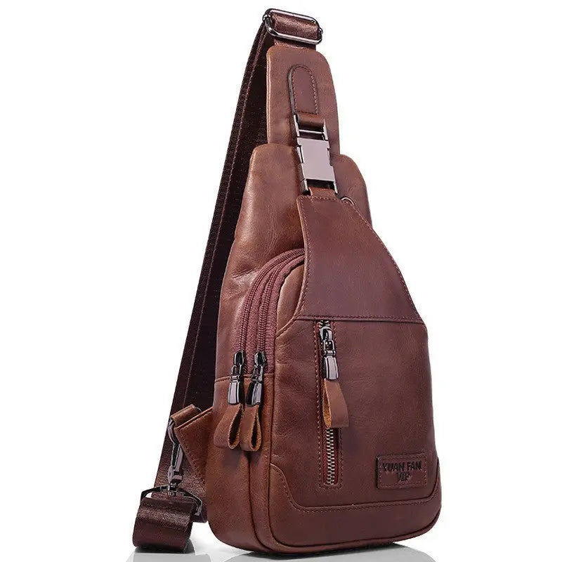 Sac de poitrine homme en cuir marron vu de côté avec bandoulière ajustable