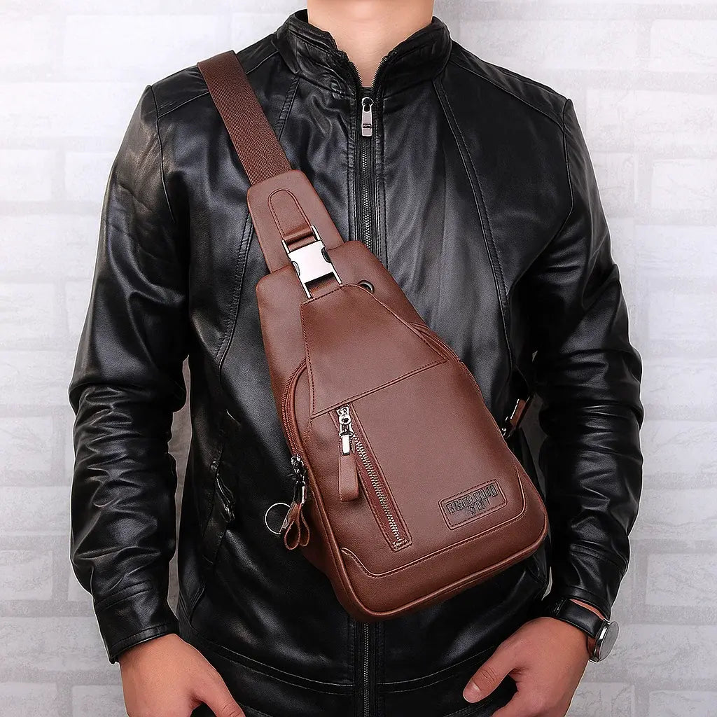 Sac de poitrine homme en cuir marron porté en bandoulière avec style décontracté