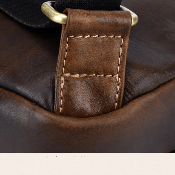 Sac de poitrine en cuir véritable pour homme, détail de couture et anneau métallique