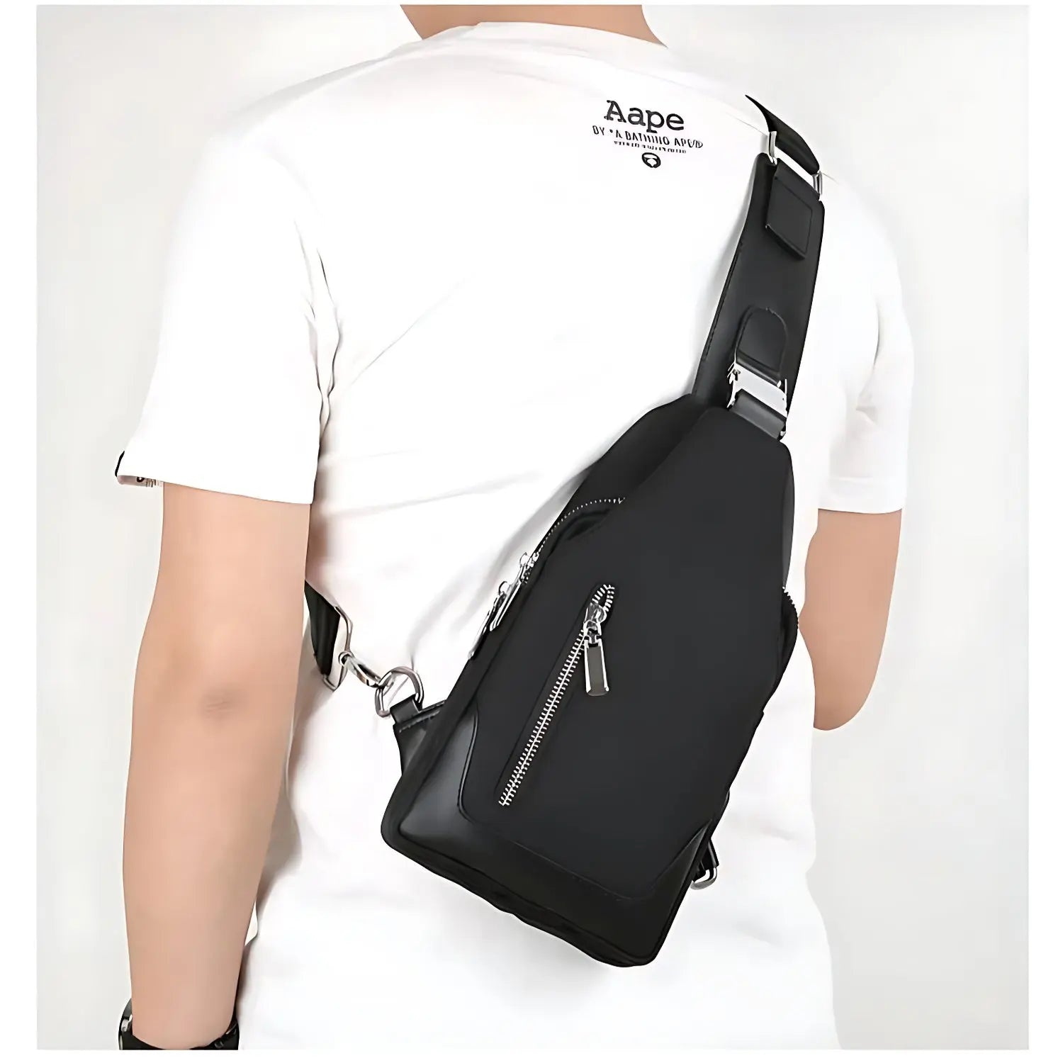 Homme portant un sac de poitrine en toile Oxford noir avec port USB