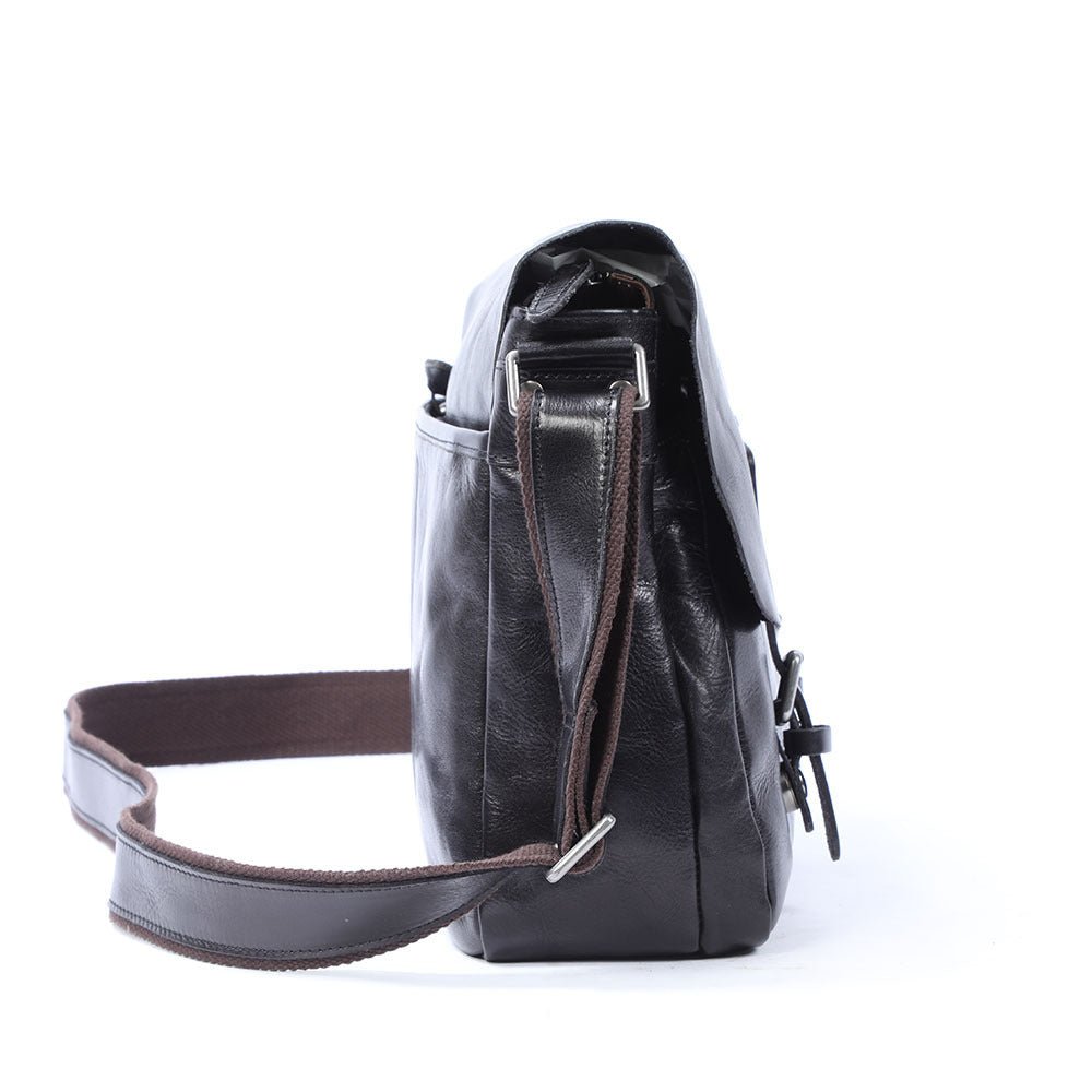 Vue de côté du sac porte-documents en cuir noir avec sangle ajustable