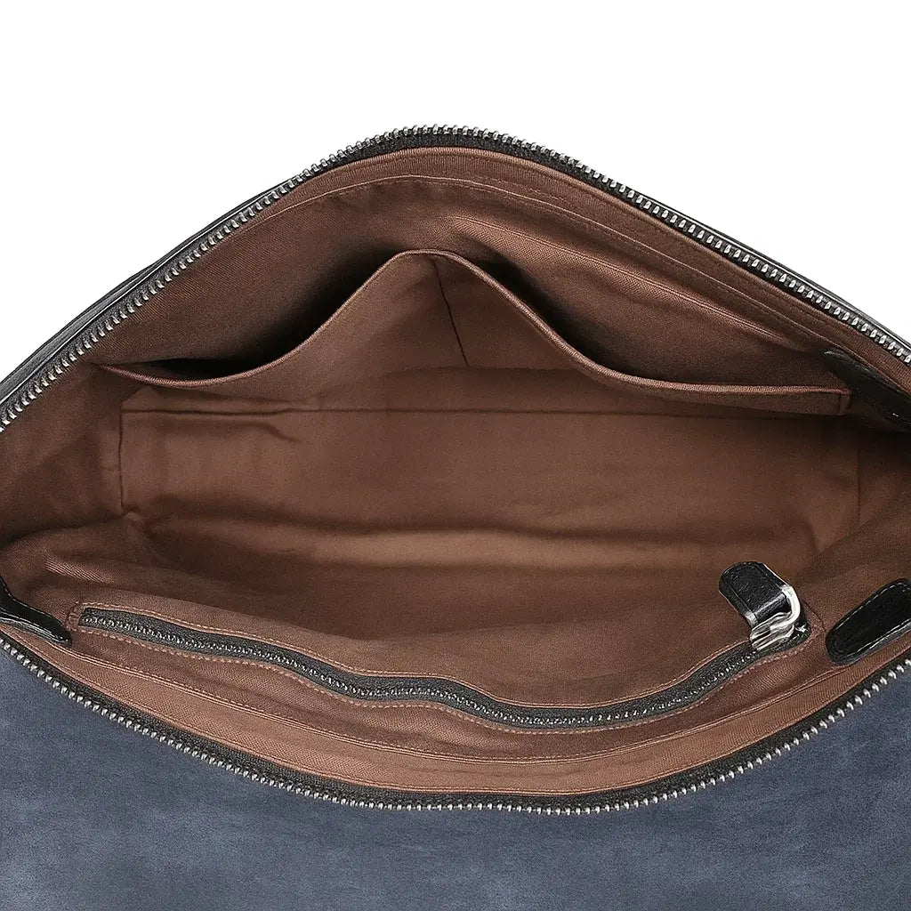 Intérieur marron du sac porte-documents en cuir noir avec rangements