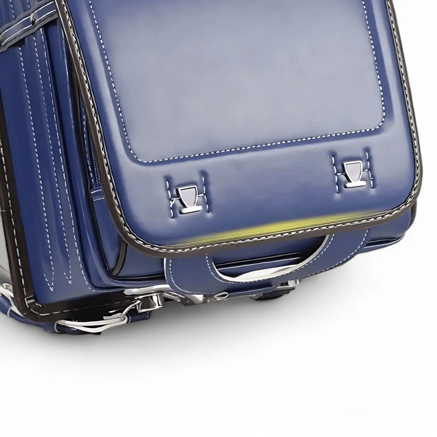 Détail du rabat arrière du sac Randoseru  bleu marine