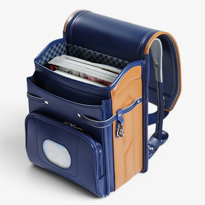 Intérieur du sac randoseru japonais bleu avec compartiments de rangement